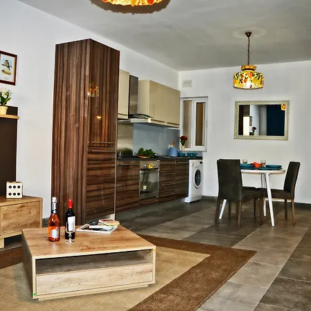 7 Hillside Apartment *